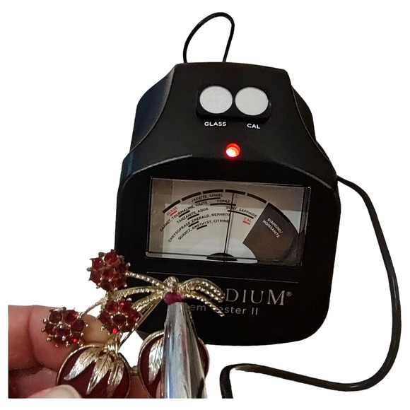 Kissing Angels Gold Tone Pin Sarah Coventry Frosted Strawberry Brooch with Ruby - Picture 13 of 14